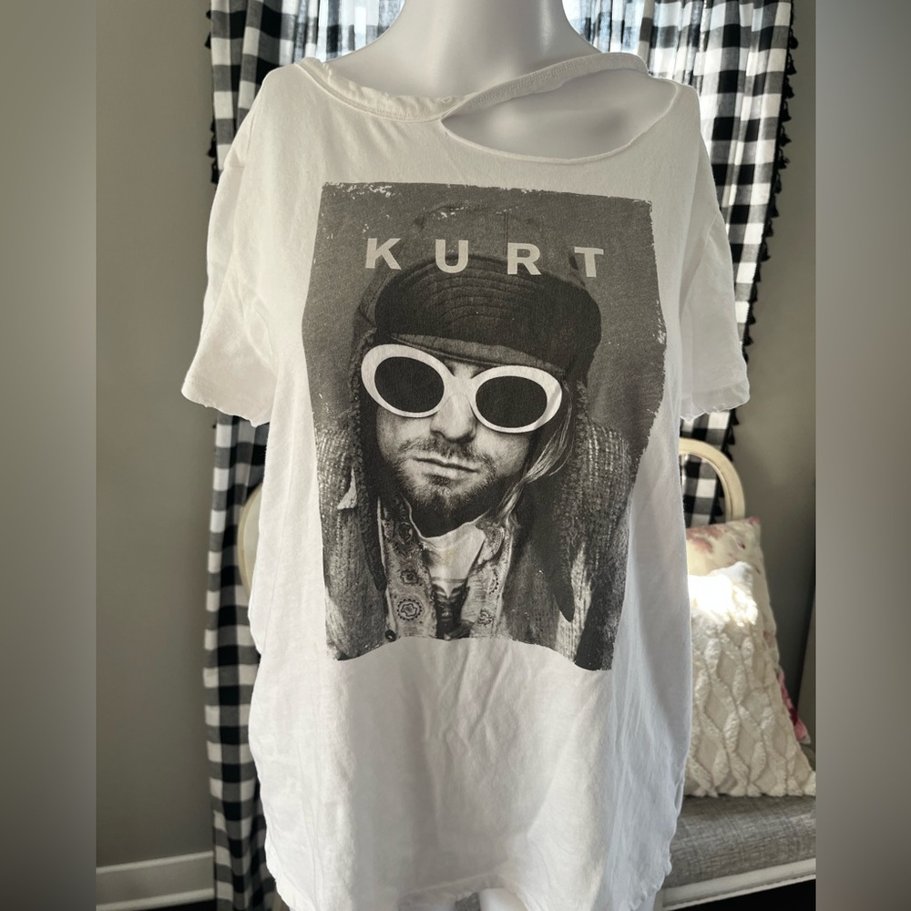 Kurt Cobain distressed t-shirt large
